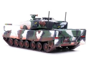 Leopard 2A4 Main Battle Tank with Snorkel "Winter Camouflage" German Army "Armor Premium" Series 1/72 Diecast Model by Panzerkampf